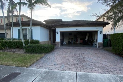 Villa ou maison à vendre à Miami, Floride: 4 chambres, 176.42 m2 № 1975276 - photo 2