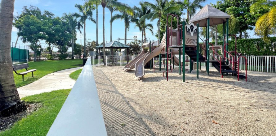 Townhouse in Riviera Beach, Florida 3 bedrooms, 145.95 sq.m. № 1222699