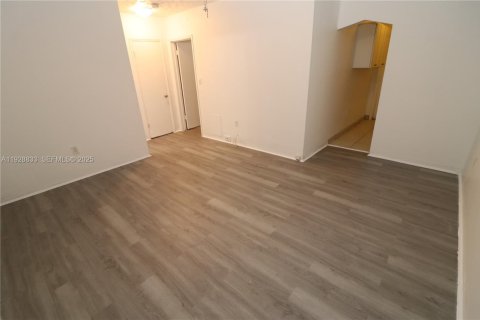 Apartamento en alquiler en Miami, Florida, 1 dormitorio, 55.74 m2 № 1990064 - foto 4