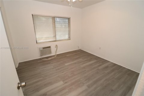 Apartamento en alquiler en Miami, Florida, 1 dormitorio, 55.74 m2 № 1990064 - foto 11