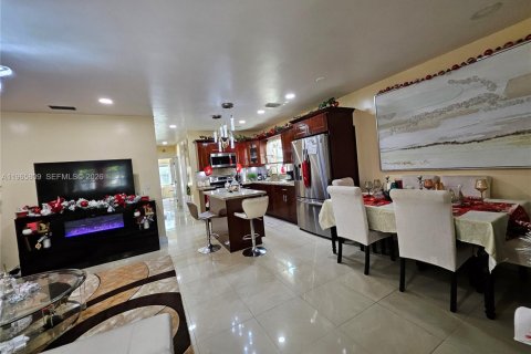 Купить виллу или дом в Норт-Майами-Бич, Флорида 3 спальни, 98.1м2, № 2027430 - фото 12