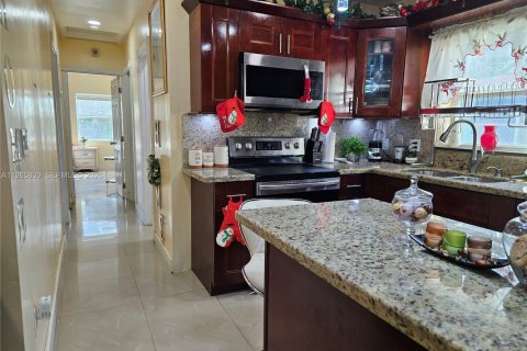 Купить виллу или дом в Норт-Майами-Бич, Флорида 3 спальни, 98.1м2, № 2027430 - фото 16