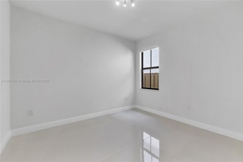 House in Doral, Florida 4 bedrooms, 236.71 sq.m. № 1881986 - photo 18