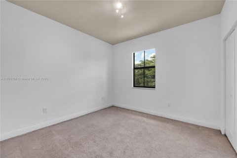House in Doral, Florida 4 bedrooms, 236.71 sq.m. № 1881986 - photo 21