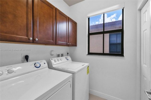 House in Doral, Florida 4 bedrooms, 236.71 sq.m. № 1881986 - photo 20