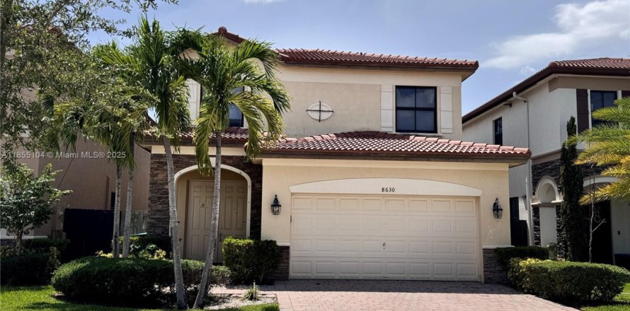 House in Doral, Florida 4 bedrooms, 236.71 sq.m. № 1881986