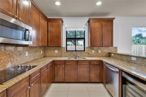 House in Doral, Florida 4 bedrooms, 236.71 sq.m. № 1881986 - photo 14
