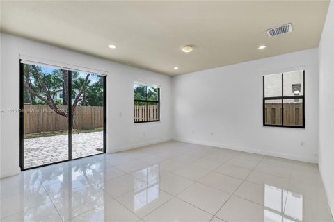 House in Doral, Florida 4 bedrooms, 236.71 sq.m. № 1881986 - photo 16