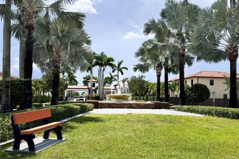 House in Doral, Florida 4 bedrooms, 236.71 sq.m. № 1881986 - photo 4