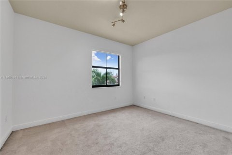 House in Doral, Florida 4 bedrooms, 236.71 sq.m. № 1881986 - photo 22