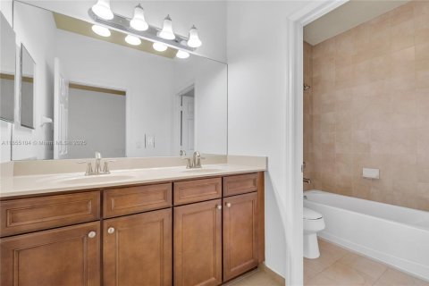 House in Doral, Florida 4 bedrooms, 236.71 sq.m. № 1881986 - photo 25