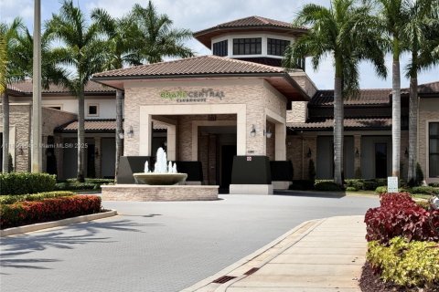 House in Doral, Florida 4 bedrooms, 236.71 sq.m. № 1881986 - photo 5