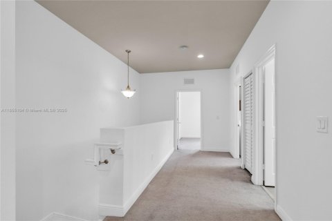 House in Doral, Florida 4 bedrooms, 236.71 sq.m. № 1881986 - photo 19