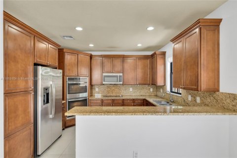 House in Doral, Florida 4 bedrooms, 236.71 sq.m. № 1881986 - photo 15