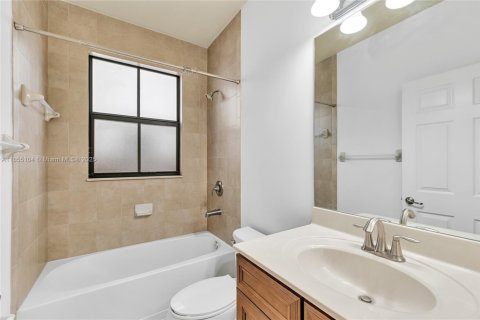 House in Doral, Florida 4 bedrooms, 236.71 sq.m. № 1881986 - photo 28