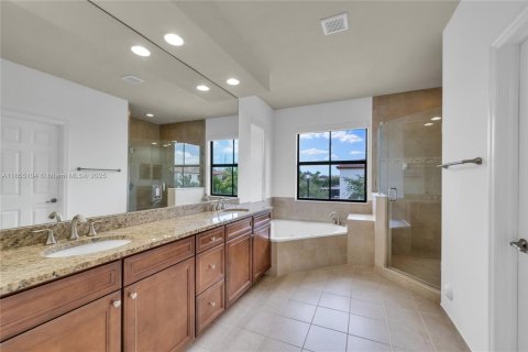 House in Doral, Florida 4 bedrooms, 236.71 sq.m. № 1881986 - photo 24
