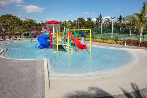 House in Doral, Florida 4 bedrooms, 236.71 sq.m. № 1881986 - photo 11
