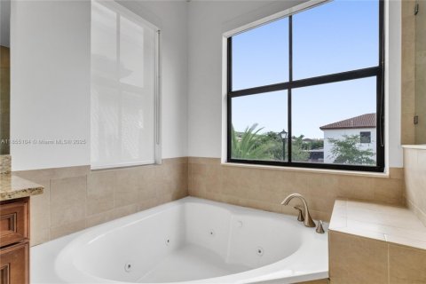 House in Doral, Florida 4 bedrooms, 236.71 sq.m. № 1881986 - photo 26