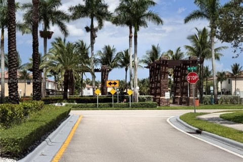 House in Doral, Florida 4 bedrooms, 236.71 sq.m. № 1881986 - photo 3