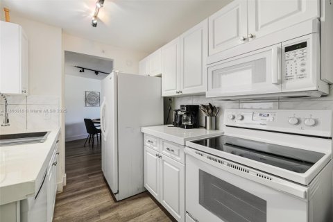 Copropriété à vendre à Miami Beach, Floride: 2 chambres, 87.33 m2 № 1895863 - photo 11