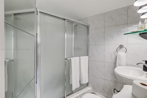 Copropriété à vendre à Miami Beach, Floride: 2 chambres, 87.33 m2 № 1895863 - photo 16