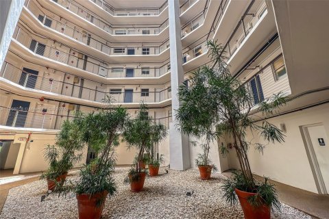 Copropriété à vendre à Miami Beach, Floride: 2 chambres, 87.33 m2 № 1895863 - photo 23