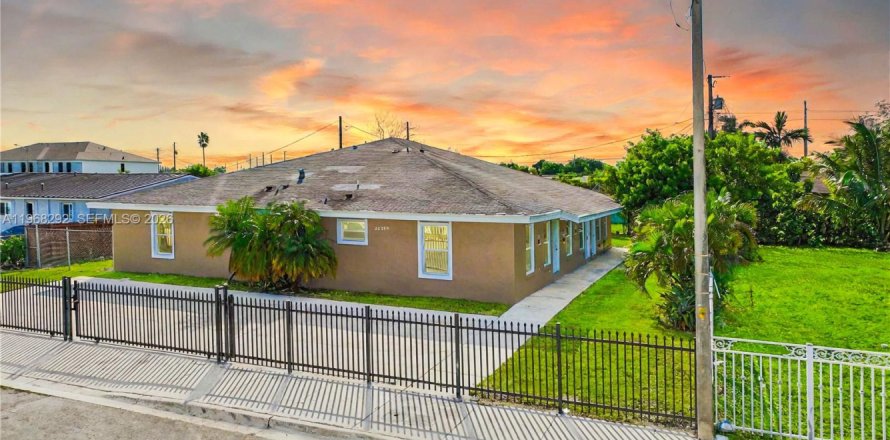 Propiedad comercial en Miami, Florida 319.96 m2 № 2029375