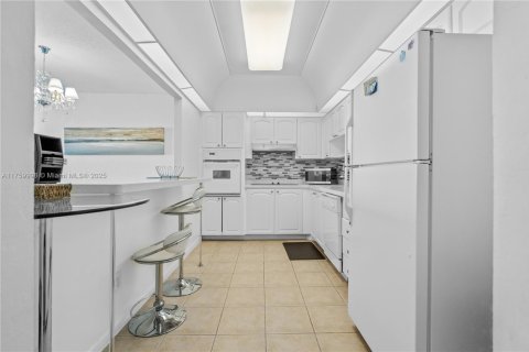 Condo in Sunny Isles Beach, Florida, 1 bedroom  № 1707334 - photo 11