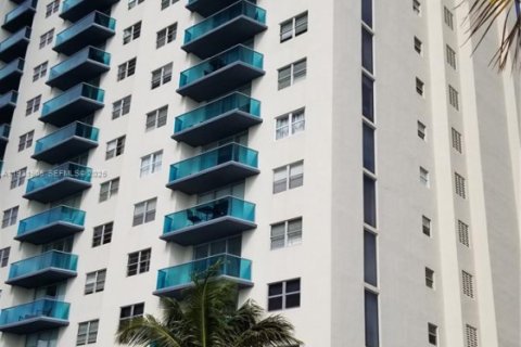Condo in Hollywood, Florida, 2 bedrooms № 1994029 - photo 2