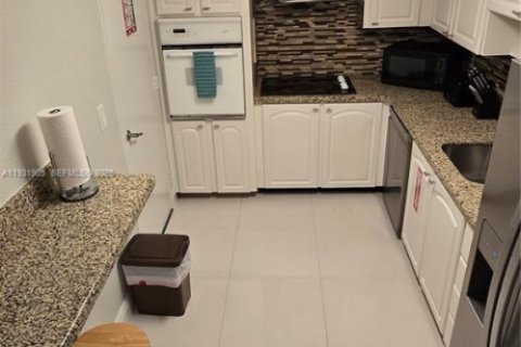 Condo in Hollywood, Florida, 2 bedrooms № 1994029 - photo 21