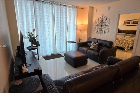 Condo in Hollywood, Florida, 2 bedrooms № 1994029 - photo 1