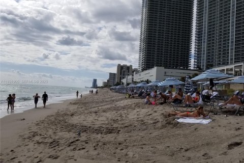 Condo in Hollywood, Florida, 2 bedrooms № 1994029 - photo 28