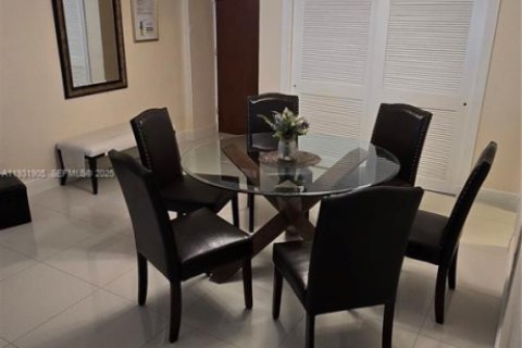 Condo in Hollywood, Florida, 2 bedrooms № 1994029 - photo 9