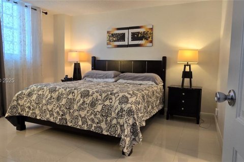 Condo in Hollywood, Florida, 2 bedrooms № 1994029 - photo 4