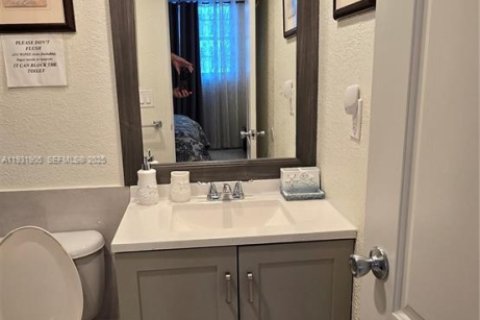 Condo in Hollywood, Florida, 2 bedrooms № 1994029 - photo 14