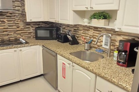 Condo in Hollywood, Florida, 2 bedrooms № 1994029 - photo 19