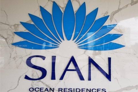 Condo in Hollywood, Florida, 2 bedrooms № 1994029 - photo 25