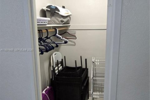 Condo in Hollywood, Florida, 2 bedrooms № 1994029 - photo 22