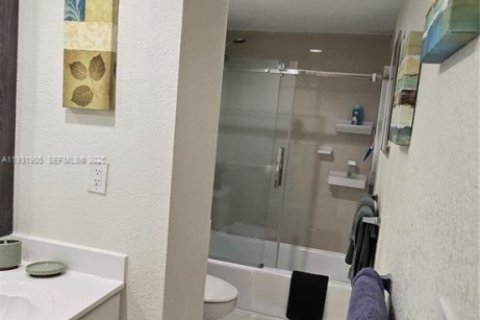 Condo in Hollywood, Florida, 2 bedrooms № 1994029 - photo 10