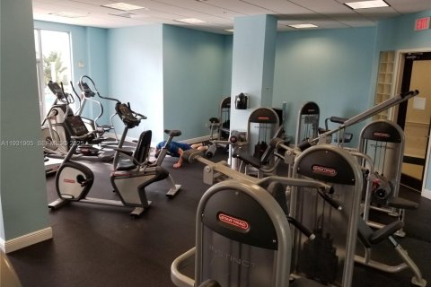 Condo in Hollywood, Florida, 2 bedrooms № 1994029 - photo 30