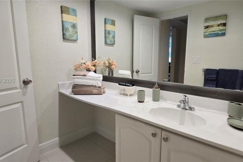 Condo in Hollywood, Florida, 2 bedrooms № 1994029 - photo 12