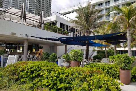 Condo in Hollywood, Florida, 2 bedrooms № 1994029 - photo 29