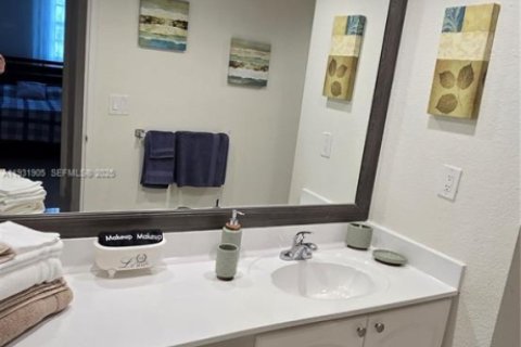 Condo in Hollywood, Florida, 2 bedrooms № 1994029 - photo 16