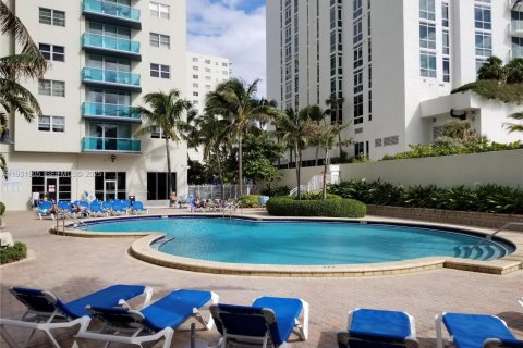 Condo in Hollywood, Florida, 2 bedrooms № 1994029 - photo 26