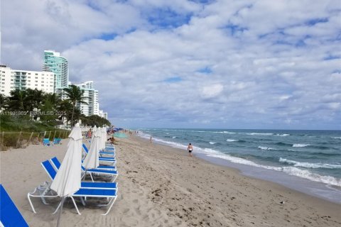 Condo in Hollywood, Florida, 2 bedrooms № 1994029 - photo 27