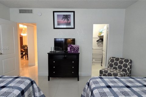 Condo in Hollywood, Florida, 2 bedrooms № 1994029 - photo 8
