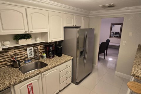 Condo in Hollywood, Florida, 2 bedrooms № 1994029 - photo 23