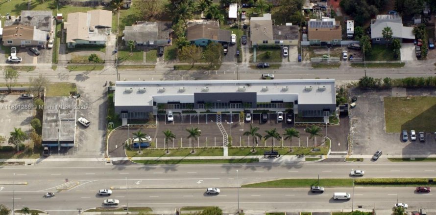 Propiedad comercial en Pembroke Park, Florida № 1944569