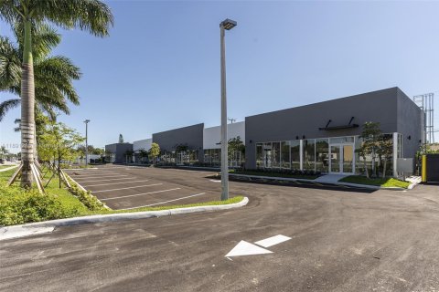 Propiedad comercial en venta en Pembroke Park, Florida № 1944569 - foto 5