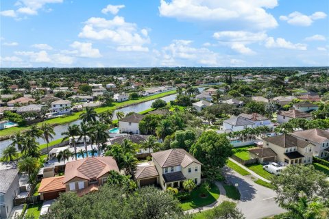 House in Miami, Florida 4 bedrooms, 209.59 sq.m. № 1963463 - photo 4